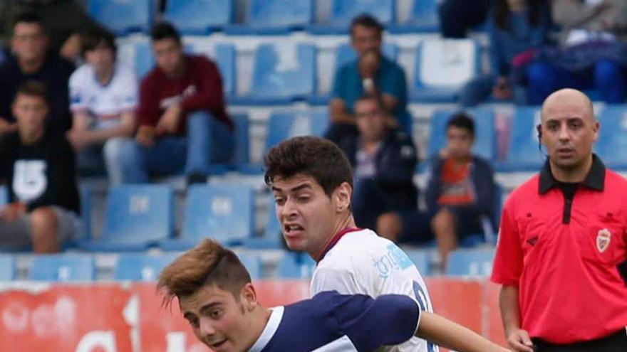 César pelea un balón con un jugador del Langreo.