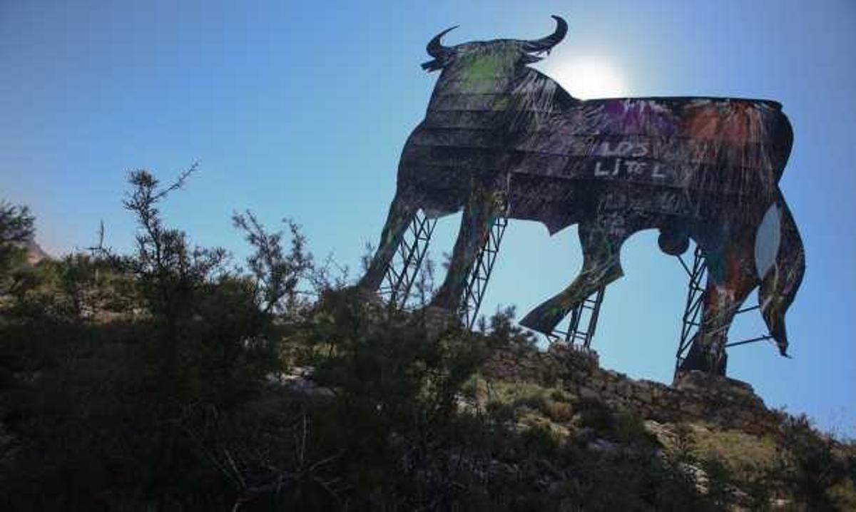 El toro del Portichol se lava la cara y recupera su esplendor