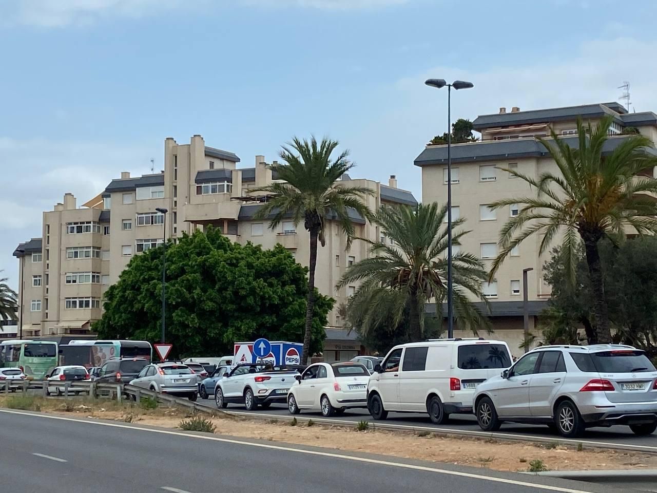 Todas las imágenes del atasco que colapsa la ciudad de Ibiza