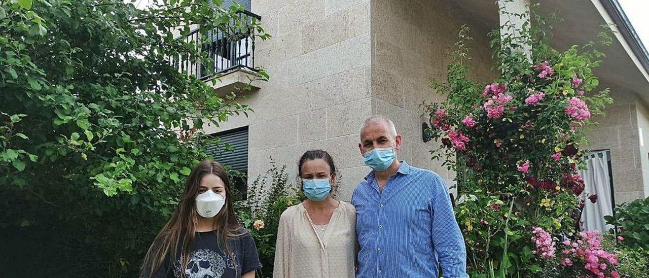 María García posa junto a sus padres Asunción y Antonio, ayer, en su casa de Teo.