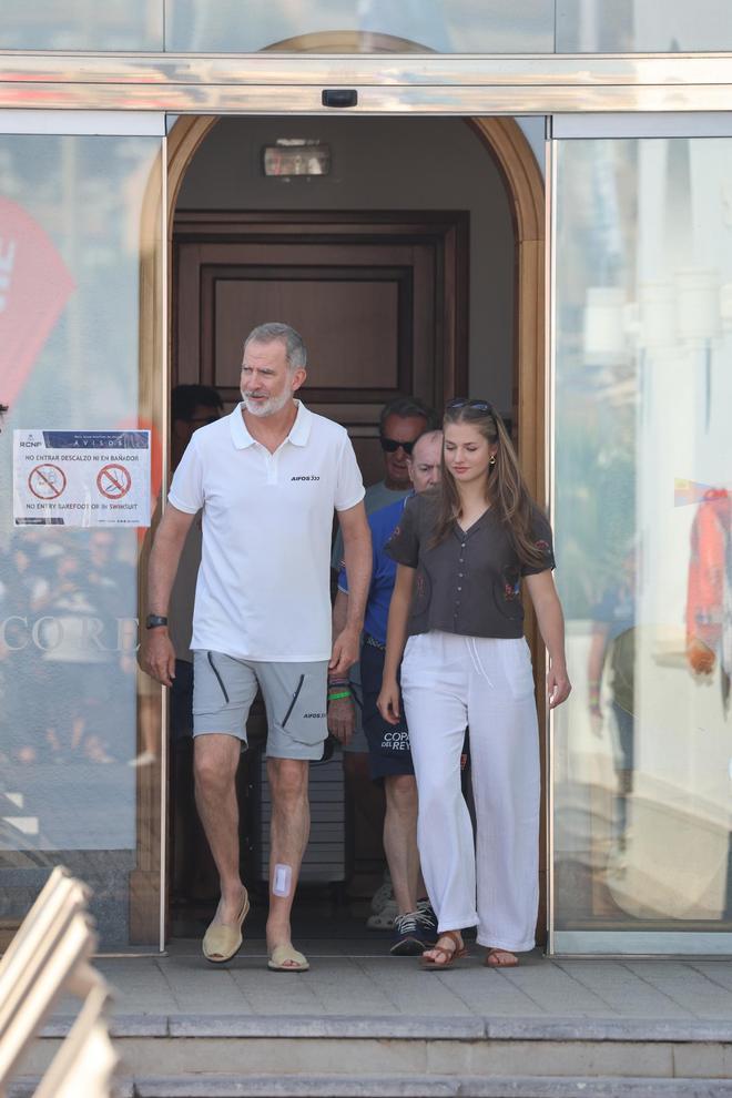 FOTOS | La Princesa Leonor sorprende al acudir con el Rey Felipe a la Copa del Rey de vela