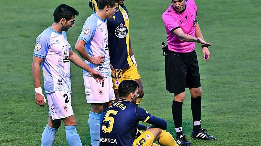 Eneko Bóveda, el domingo en el momento de lesionarse contra el Compostela.