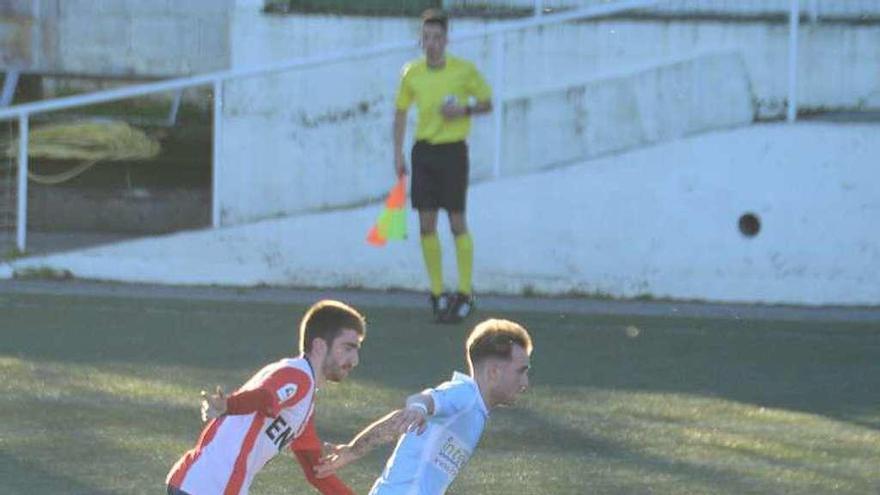 Champi persigue a un futbolista del Vilalonga. // Gonzalo Núñez