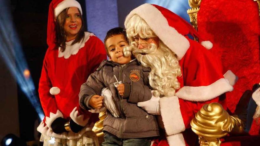 Papá Noel durante su desfile por Zamora el pasado año. Foto L. O. Z.