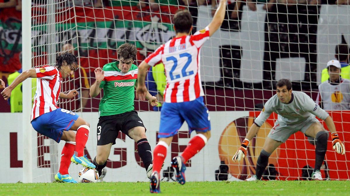 Falcao en la jugada del segundo gol en Bucarest (2012)