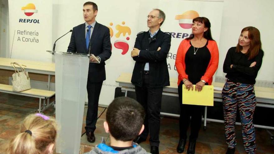 Repsol dona muebles para el colegio de Meicende