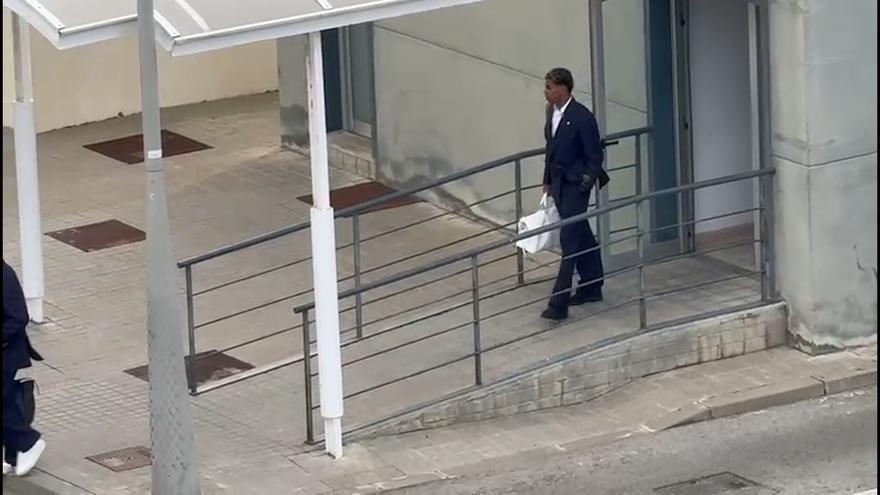 El equipo de Flick, con Joan Laporta y Lamine Yamal al frente, embarcando hacia Inglaterra.