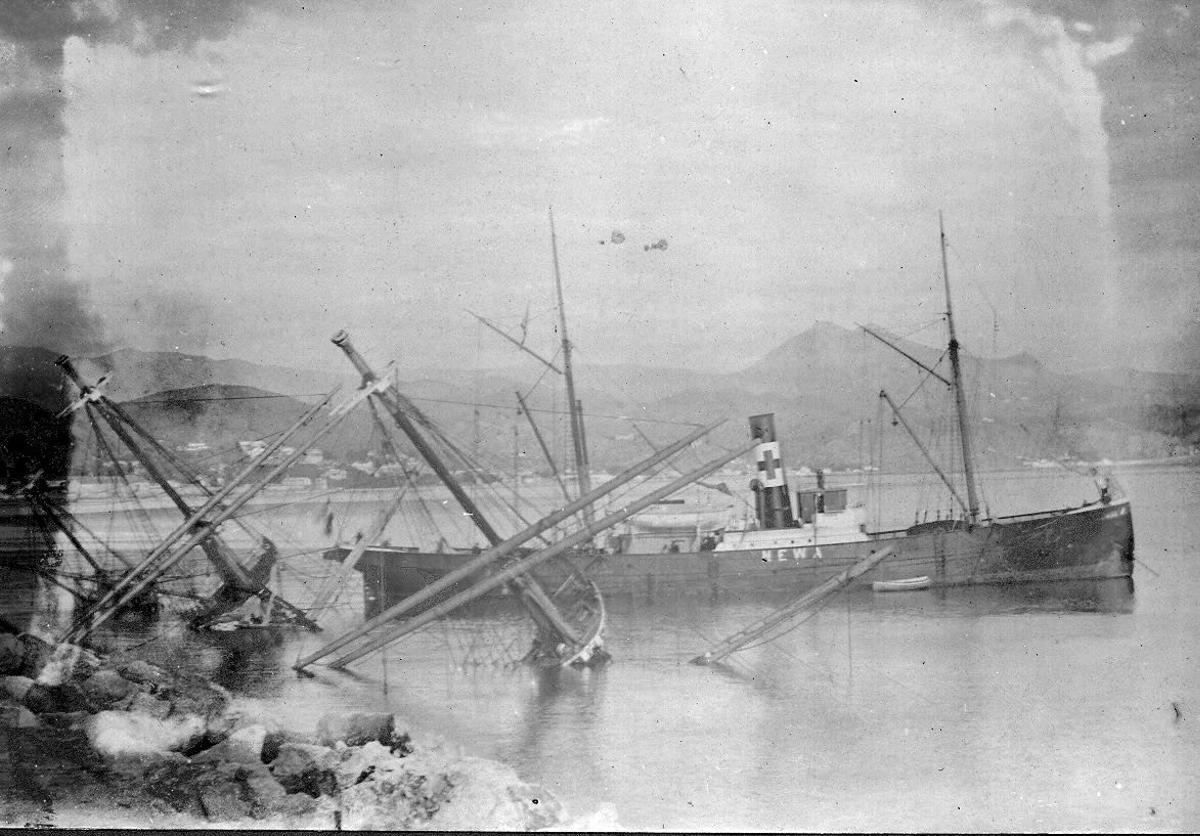 Foto de la fragata alemana 'Gneisenau', tomada el 17 de diciembre de 1900, un día después de su naufragio en aguas de Málaga.