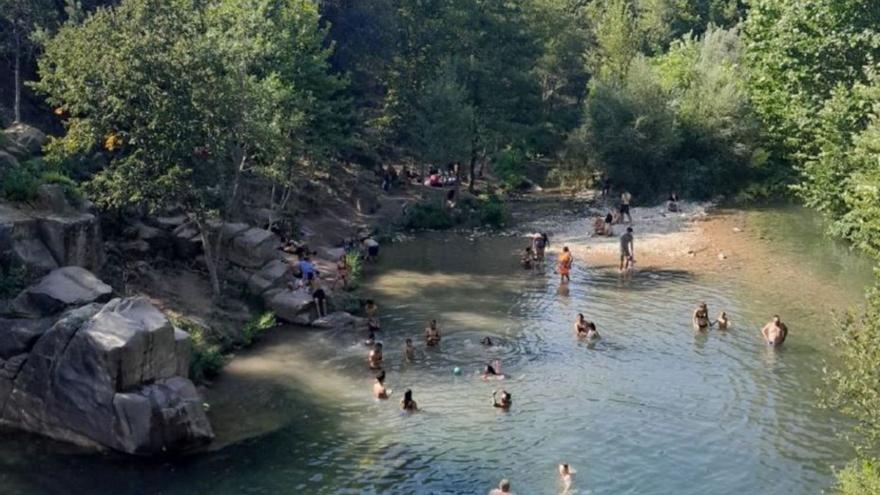 Banyistes en una gorga de Sant Llorenç de la Muga. | DDG