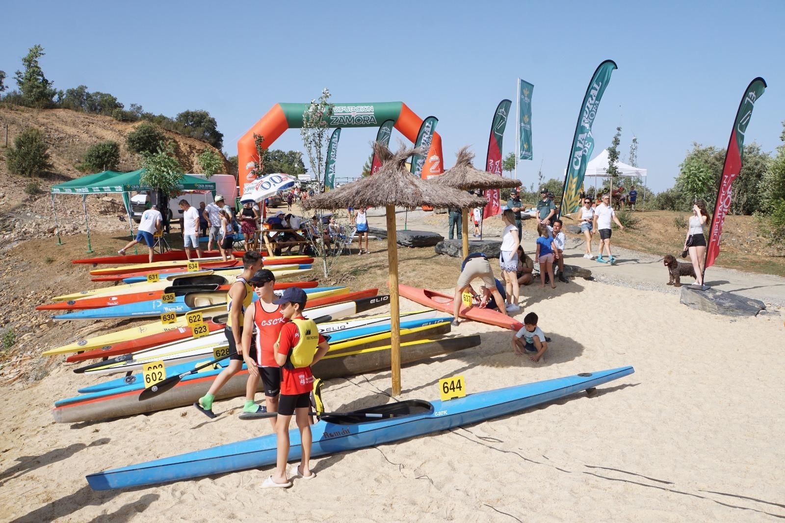 GALERÍA | Campeonato de piragüismo en la nueva "playa" de Aliste: la cantera de San Vicente