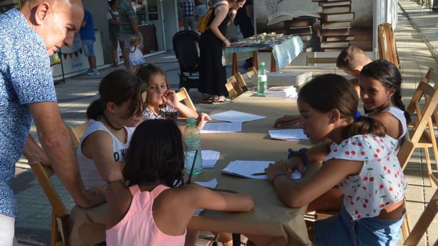 Los niños se animan a crear historias en el taller de escritura