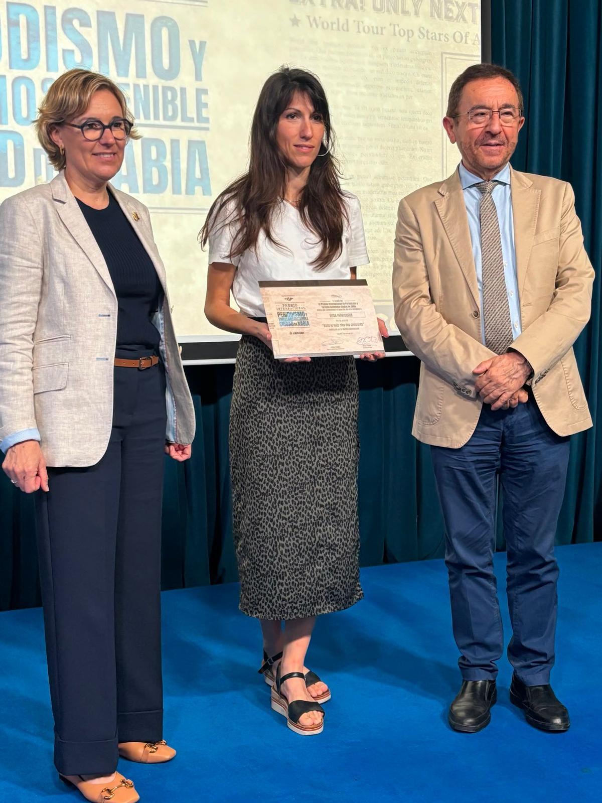 Elisa Perrigueur, entre la alcaldesa de Xàbia, Rosa Cardona, y Andrés Perelló