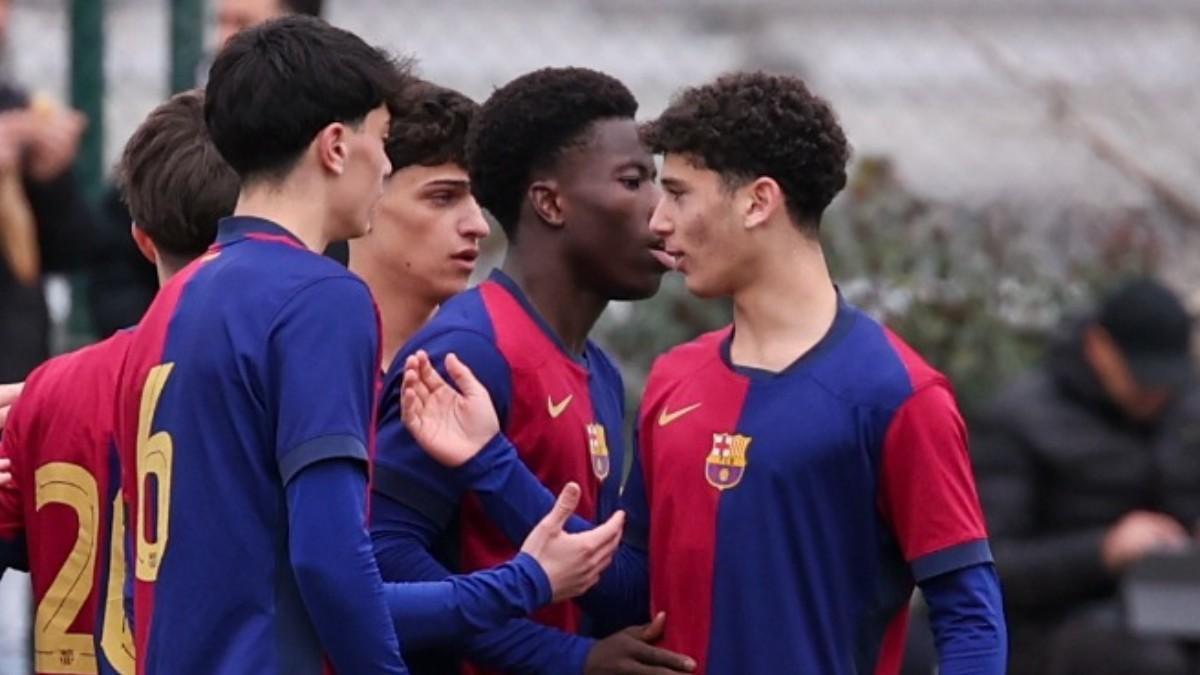 Joan Inglés celebra un gol con Eloi y Ebrima