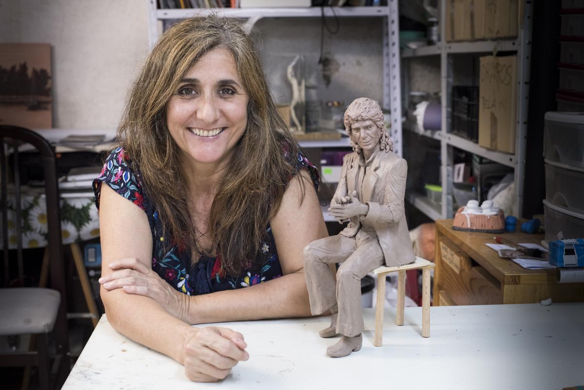 La escultora Susana Ruiz Blanch mostraba en 20218 en su taller de Badalona su maqueta de la estatua de Camarón.