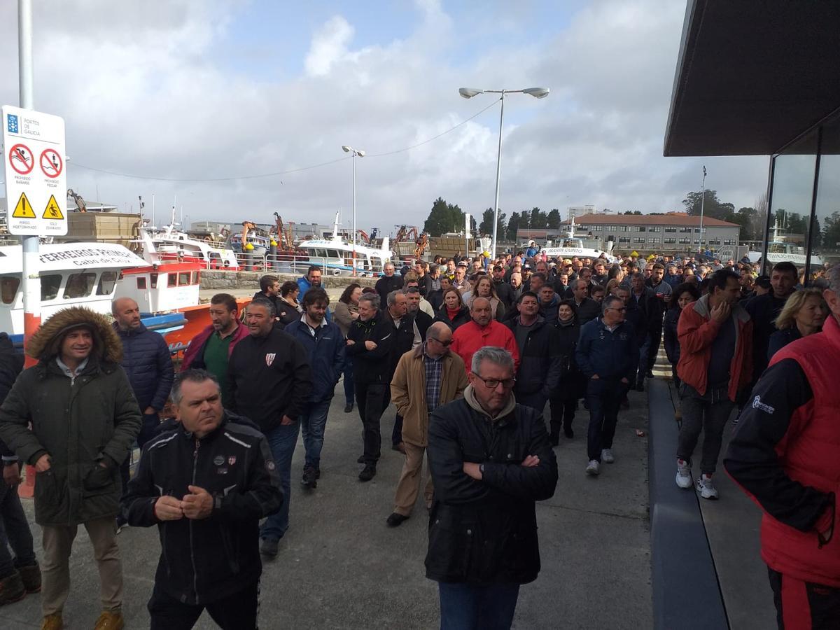 Algunos de los bateeiros reunidos en el puerto.