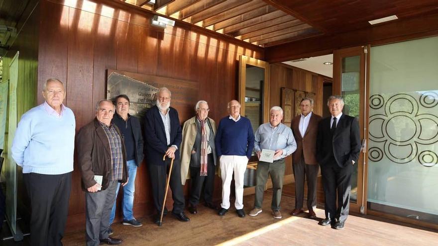 Por la izquierda, José Manuel Vaquero, Jordi Socías, Fulgencio Argüelles, Ángel Harguindey, Manuel Gutiérrez Aragón, Manuel Vicent, José Ramón García Saiz, Juan Gona y Pipo Prendes, ayer, en el Museo del Hórreo de Bueño.