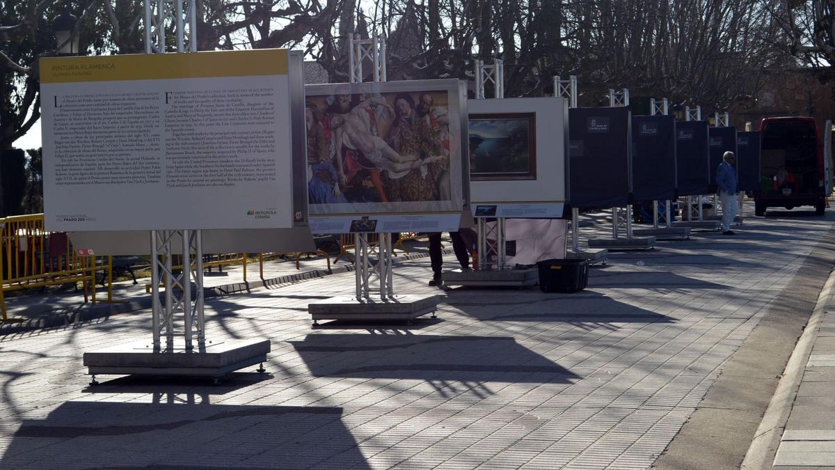 Preparativos de la exposición de &quot;El Prado en las calles&quot; en Benavente. / E. P.