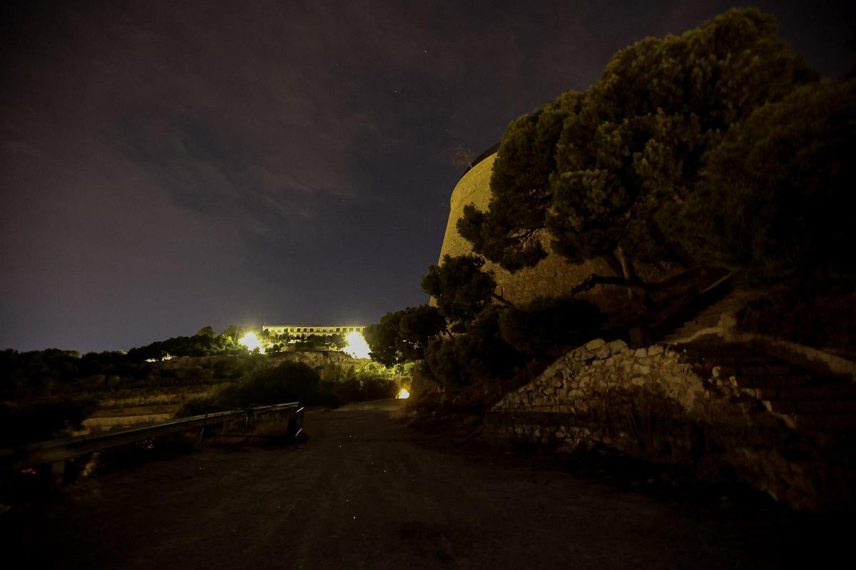 El sendero, a su paso por el castillo, recibe algo del luz de edificios cercanos y del alumbrado de la calle