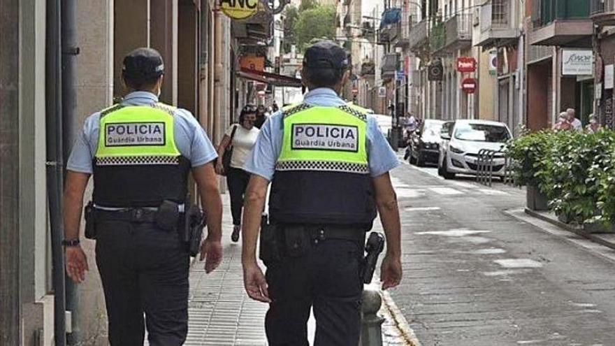 La Guàrdia Urbana de Figueres, en un dels carrers de la ciutat.