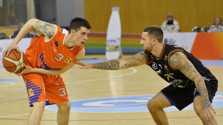 Zach Monaghan, frente a un jugador del Palma, en un partido en el Palacio de Riazor.