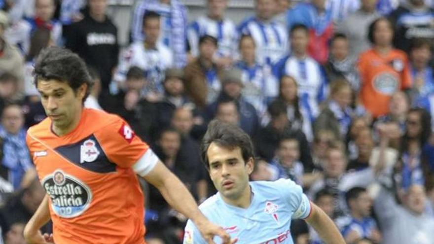 Valerón avanza con el balón perseguido por Oubiña durante el encuentro de Balaídos. / carlos pardellas