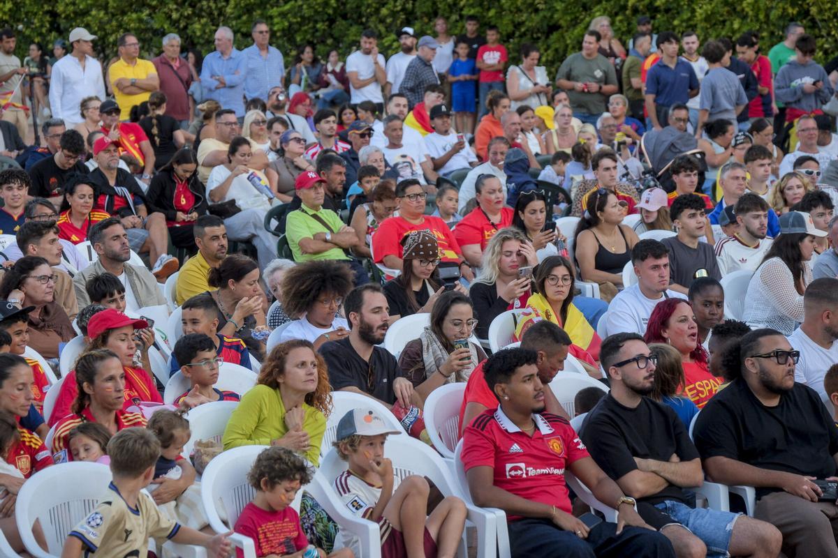 Ambiente del España-Bélgica de cuartos de final del Mundial 2026 en Plaza Don Benito Ambiente del España-Bélgica de cuartos de final del Mundial 2026 en Plaza Don Benito