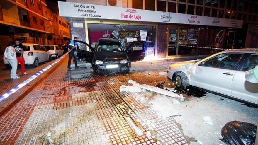 El vehículo sobresale del establecimiento en el que entró cuando trataba de girar hacia la calle de Monsalve, tras llevarse por delante un banco de piedra.