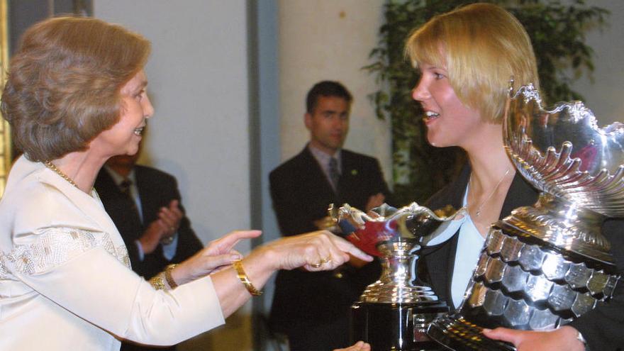 Doña Sofía entrega un premio en una de las últimas ediciones del Princesa Sofía