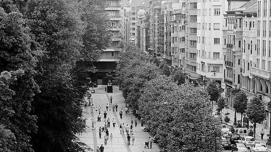 Vista general del paseo de los Álamos, al inicio de la calle Uría.