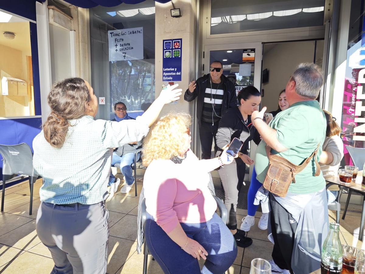 Así han celebrado en Can Picafort el Gordo de la Lotería de Naviad Así han celebrado en Can Picafort el Gordo de la Lotería de Naviad