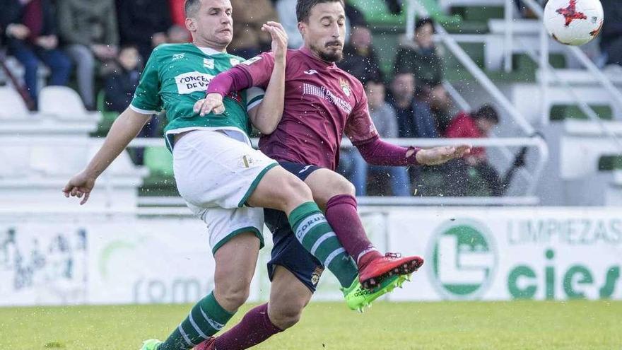 Campillo, del Coruxo, y Mouriño, del Pontevedra, luchan por un balón durante el partido de ayer en O Vao. // Cristina Graña