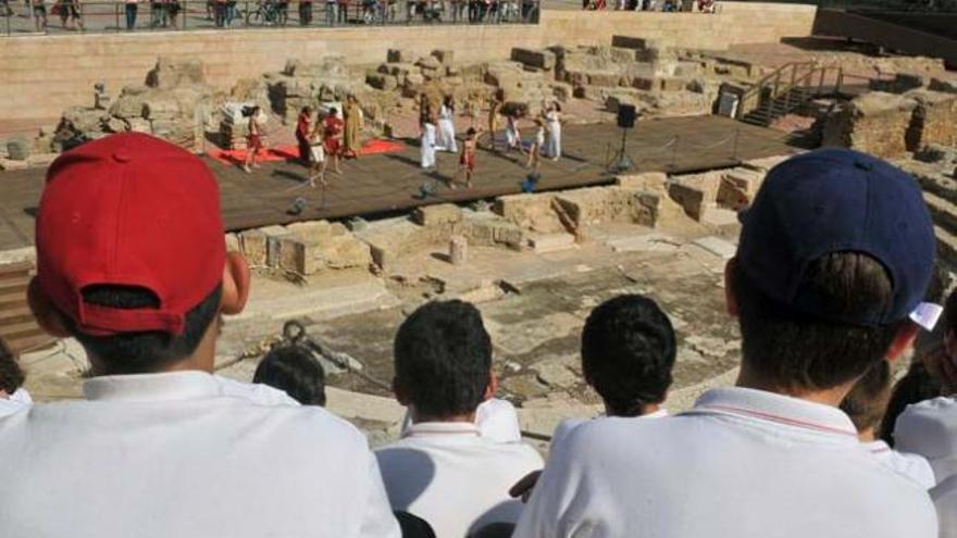 Los escolares, durante una representación teatral en el Teatro Romano.