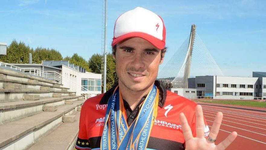 Javier Gómez Noya, con sus cinco medallas de oro mundialistas en Pontevedra. // Rafa Vázquez