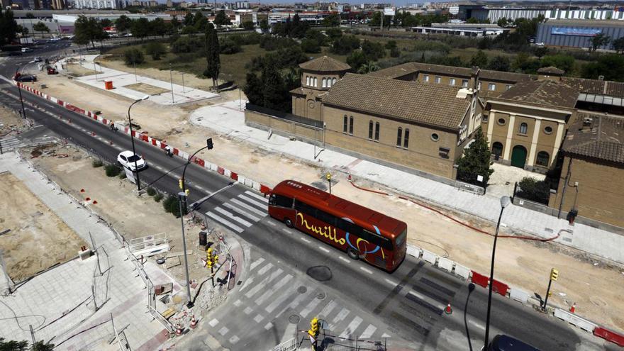 Obras8 Los vecinos de Avenida Cataluña no pueden ir a misa por la zanja frente al monasterio. | JAIME GALINDO