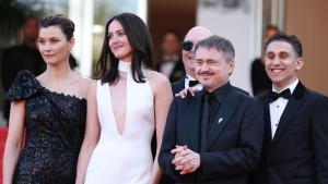 Lisa Loven Kongsli, Renate Reinsve, Markus Tonseth, Cristian Mungiu y Jonathan Ciprian Breazu en el Festival de Cine de Cannes