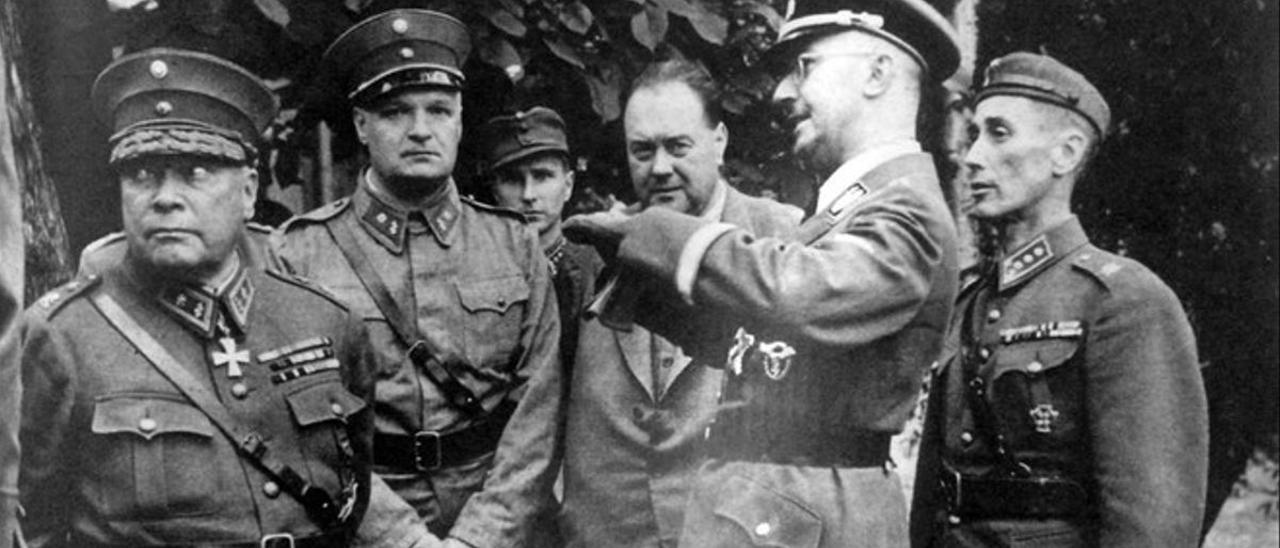 Himmler, con otros líderes nazis y con su médico, Felix Kersten (de civil), en Finlandia.