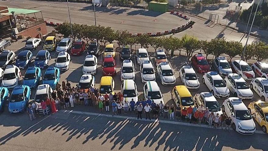 Els responsables de les autoescoles de Manresa a la pista de pràctiques abans d&#039;anar a la protesta d&#039;autoescoles de Barcelona de l&#039;any 2017