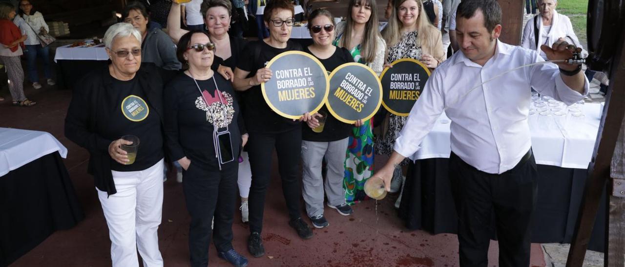 Por la izquierda, Ángeles Álvarez y Begoña Piñero con otras integrantes de la «Alianza contra el borrado de las mujeres», ayer, degustando sidra en el Museo del Pueblo de Asturias. | Juan Plaza