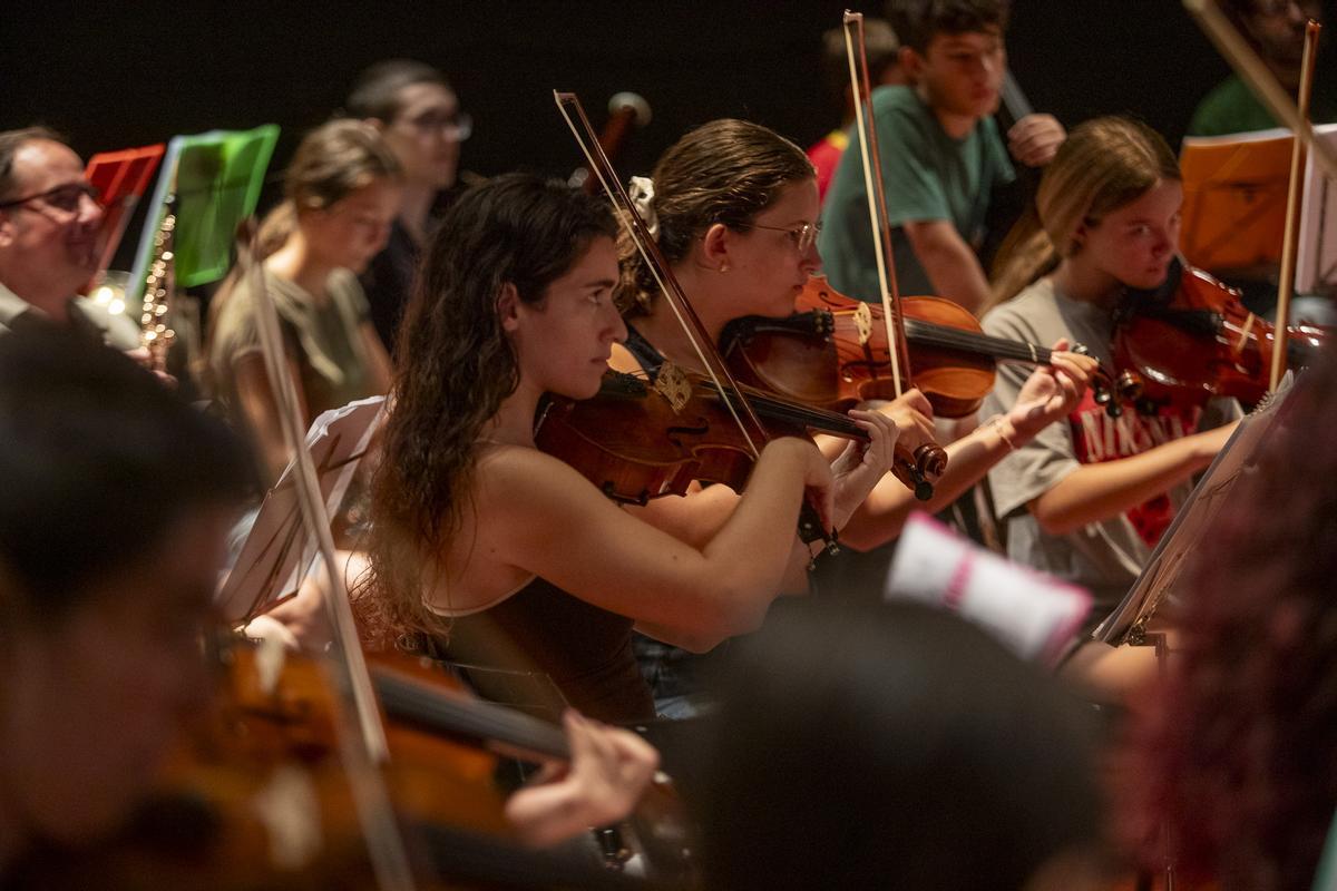 Los jóvenes músicos trabajando en el encuentro