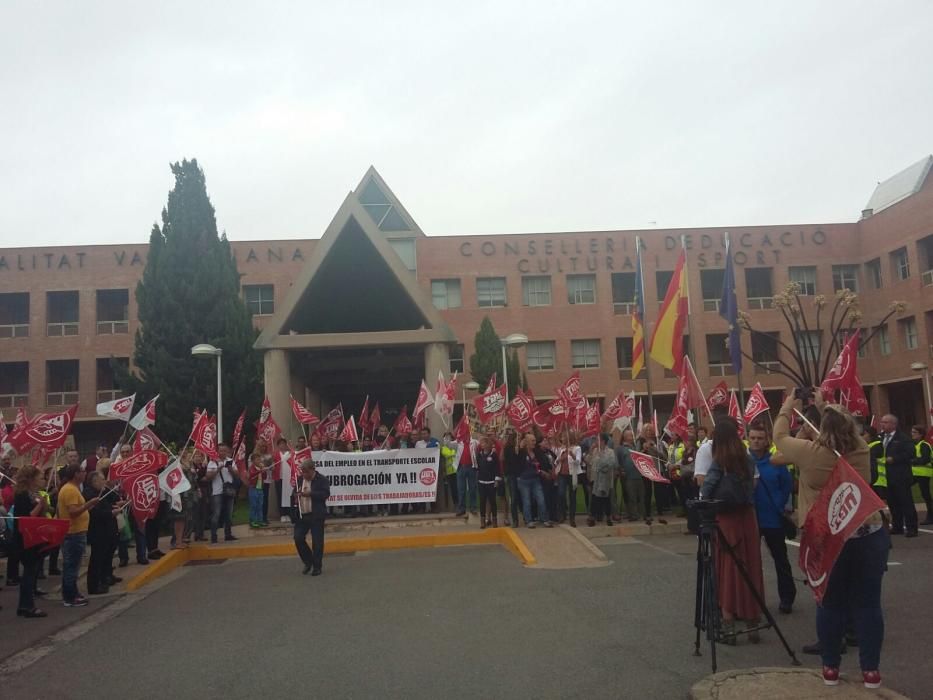 Trabajadores del transporte escolar en huelga