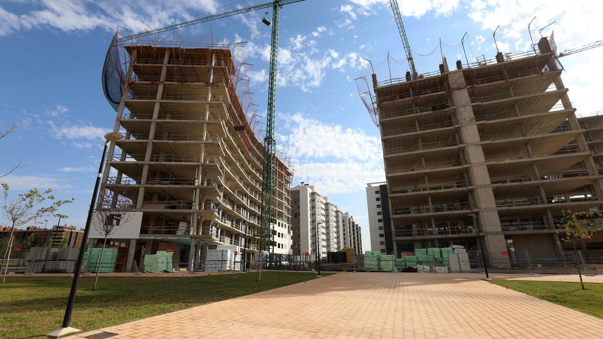 Dos edificios en proceso de construcción en Zaragoza en una imagen de archivo.