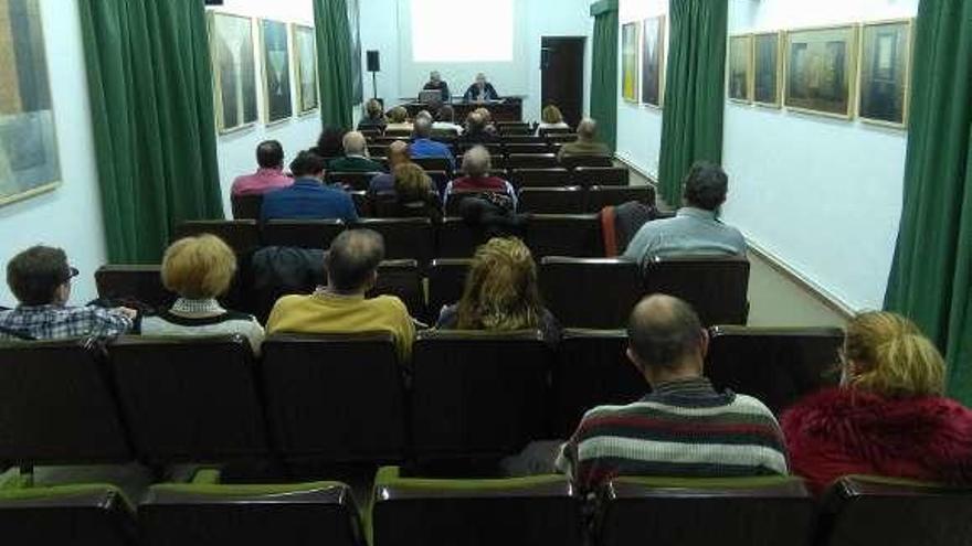 Vecinos siguen con atención la charla de Cantuche y Pedrero.