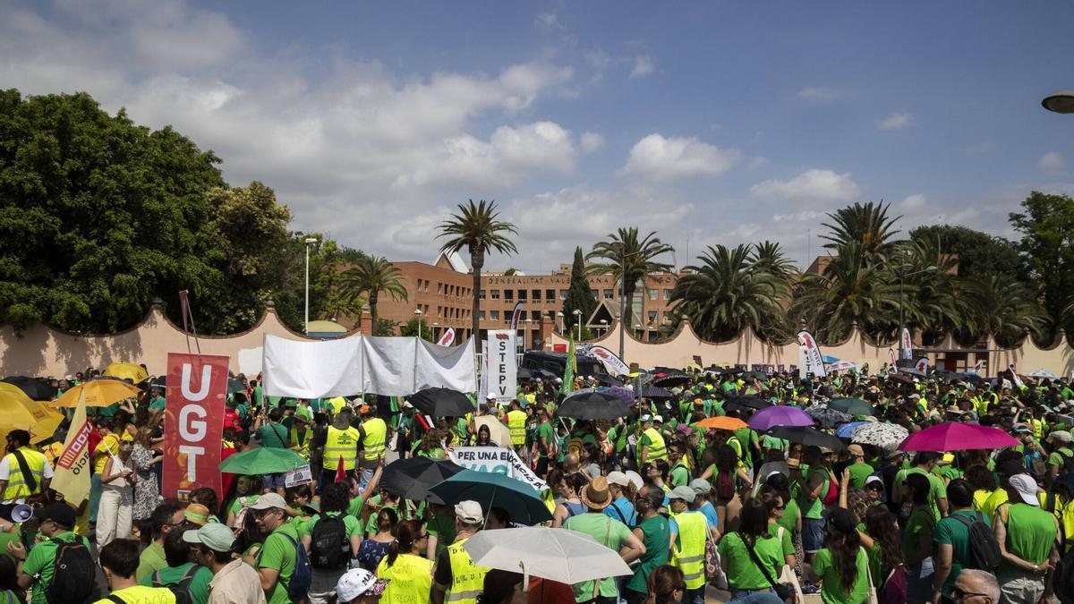 Manifestación desde Conselleria de Educacion hasta la Plaza de la Virgen para cerrar la huelga indefinida en Educación que comenzó el 11 de mayo.