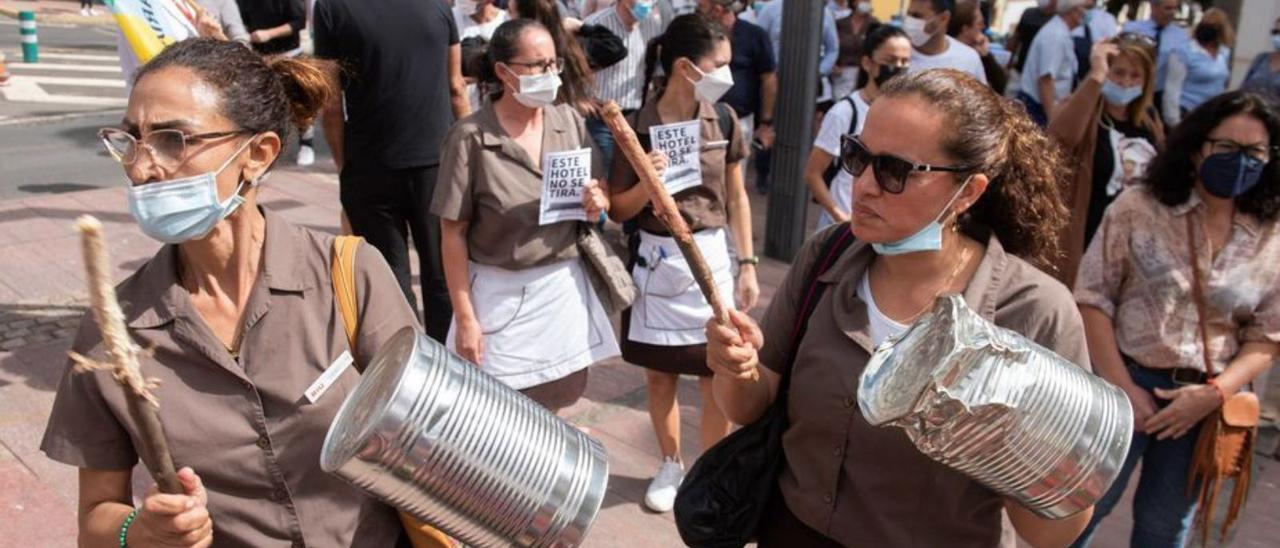 Dos trabajadoras tocan los cacharros durante la jornada de protesta.