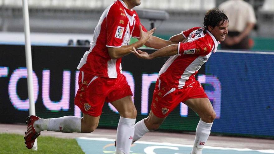 Negredo y Piatti celebran un gol con el Almería en 2008 contra el Valencia.