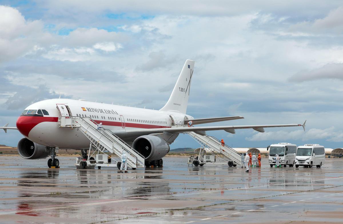 La llegada de los 14 pasajeros españoles del MV Hondius a la base aérea madrileña de Torrejón, en imágenes