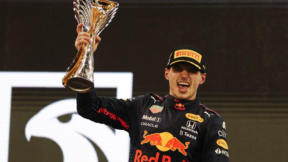 Max Verstappen celebra su victoria y la conquista de su primer Mundial de Fórmula 1.