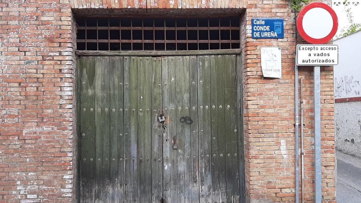 En la foto, una de las dos veteranas puertas de garaje que pueden verse en una preciosa casa de estilo regionalista en la calle Conde de Ureña. Según la información que aporta la web MalakaNet de la UMA, la vivienda es de 1927 y da la impresión de que las dos puertas idénticas de madera son las originales de la casa, mientras que una tercera ya es más moderna. Se trata de dos preciosos elementos, aunque sean de factura humilde, que merecen continuar muchos años con nosotros. Si son las originales, son contemporáneos de Lorca, Altolaguirre y toda la famosa generación de poetas.