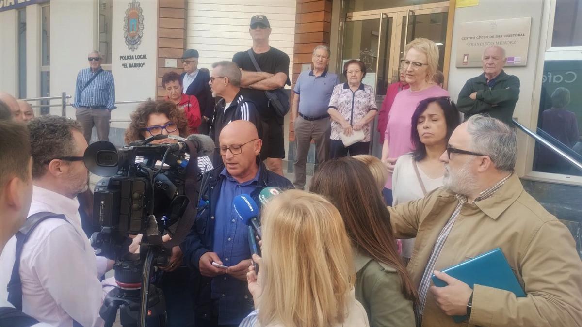 Pedro Sosa durante sun intervención junto a los vecinos.