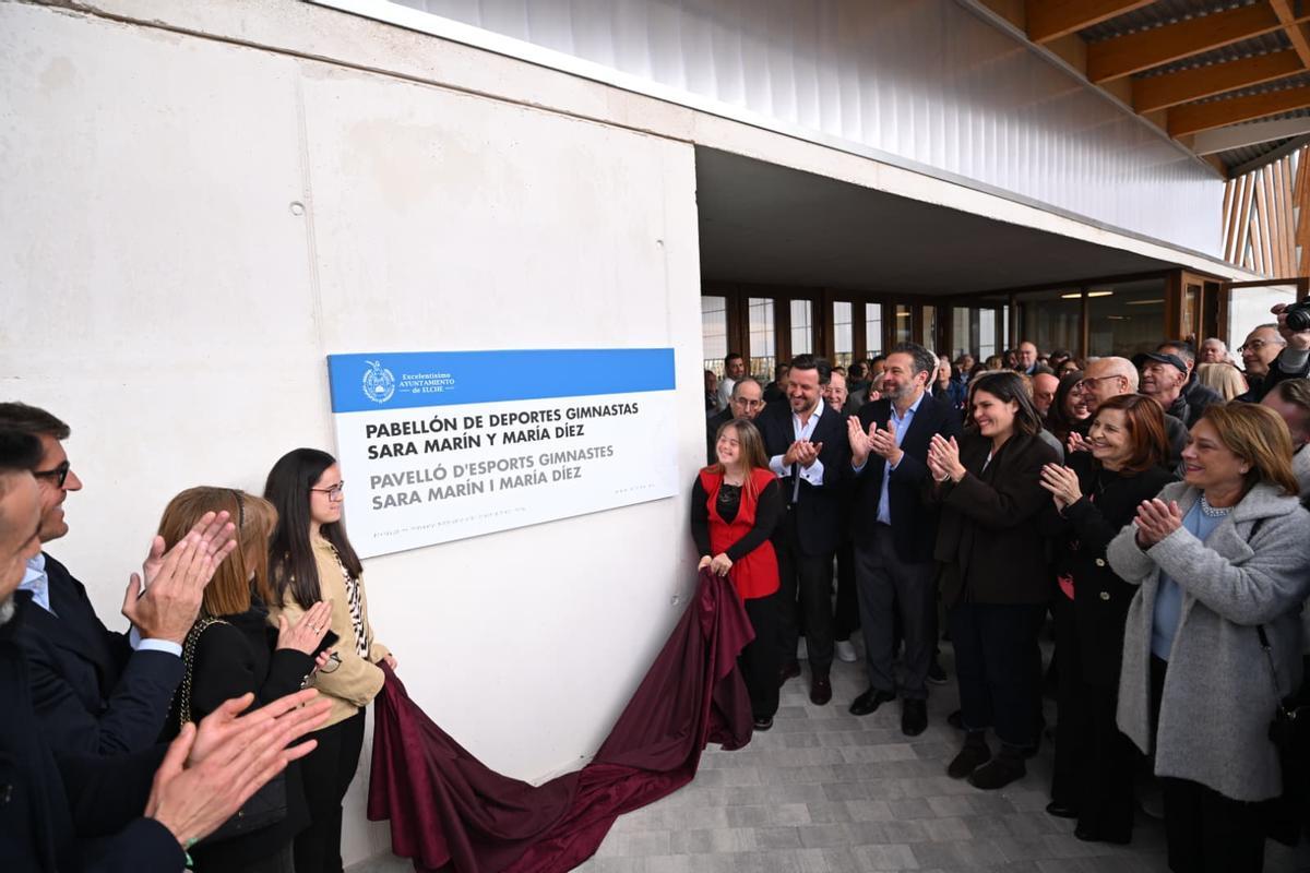 Las gimnastas Sara Marín y María Díez fueron las encargadas de descubrir la placa del nuevo pabellón de Elche que lleva sus nombres